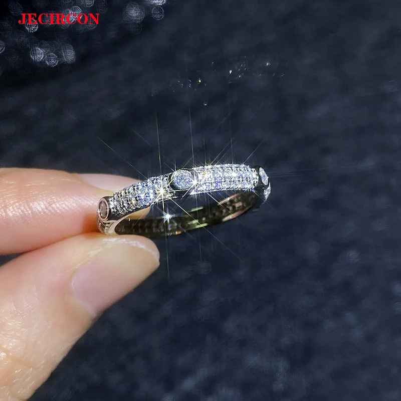 JECIRCON Женское кольцо из стерлингового серебра 925 пробы с муассанитом, сверкающее роскошное нежное ювелирное изделие на палец с бриллиантами
JECIRCON Женское кольцо из стерлингового серебра 925 пробы с муассанитом, сверкающее роскошное нежное ювелирное изделие на палец с бриллиантами