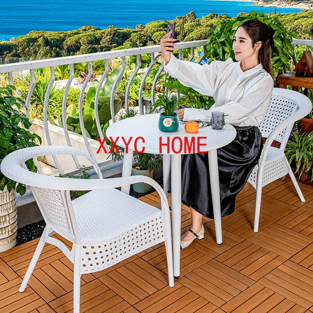 Открытая терраса для отдыха на открытом воздухе, балкона, водонепроницаемая и защита от солнца, белый стол и стул во дворе
Открытая терраса для отдыха на открытом воздухе, балкона, водонепроницаемая и защита от солнца, белый стол и стул во дворе