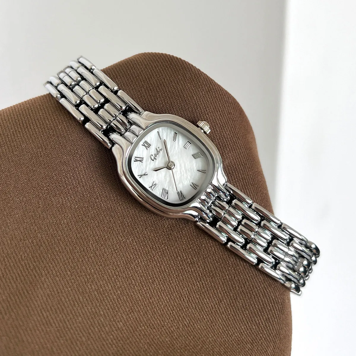 Новые женские часы-браслет с квадратным циферблатом, стильные и изысканные, легкие роскошные кварцевые наручные часы с маленьким циферблатом.
Новые женские часы-браслет с квадратным циферблатом, стильные и изысканные, легкие роскошные кварцевые наручные часы с маленьким циферблатом.