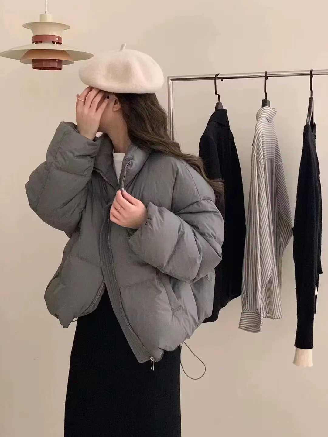 Женская пуховая куртка-парка из овчины, легкая, плюшевая, многослойная, эластичная, водонепроницаемая, с воротником в японском стиле
Женская пуховая куртка-парка из овчины, легкая, плюшевая, многослойная, эластичная, водонепроницаемая, с воротником в японском стиле