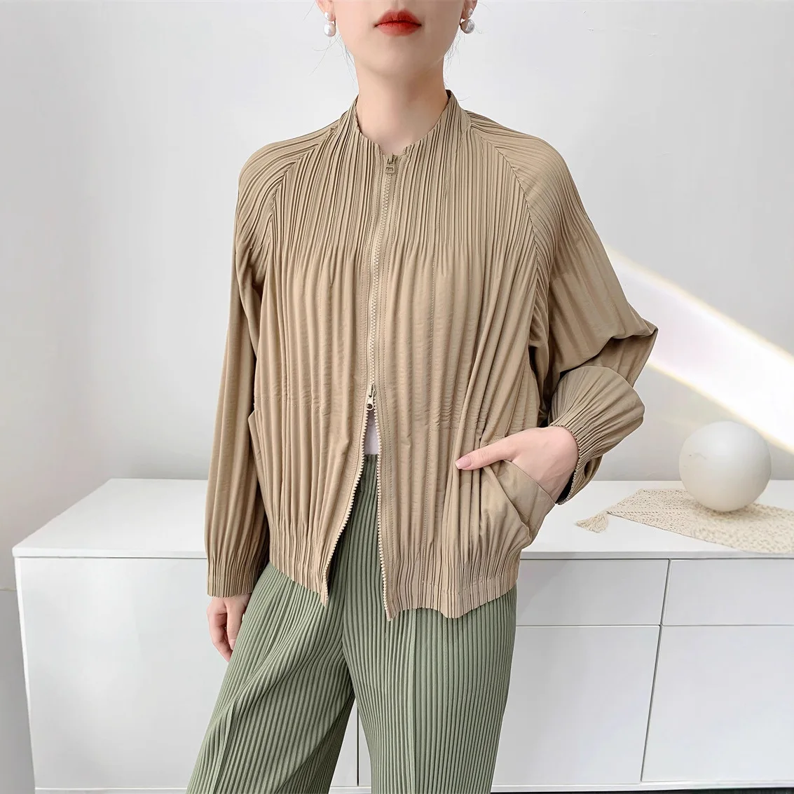 Miyake плиссированная куртка с круглым вырезом, женская сетчатая короткая молния, модная женская рубашка
Miyake плиссированная куртка с круглым вырезом, женская сетчатая короткая молния, модная женская рубашка