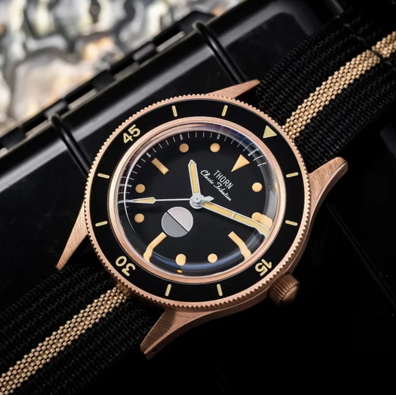THORN Men Automatic Watch 40MM Bronze Mechanical Wristwatch Diver 200m Waterproof C3 Luminous Sapphire Mirror NH35 Ceramic Bezel
THORN Men Automatic Watch 40MM Bronze Mechanical Wristwatch Diver 200m Waterproof C3 Luminous Sapphire Mirror NH35 Ceramic Bezel