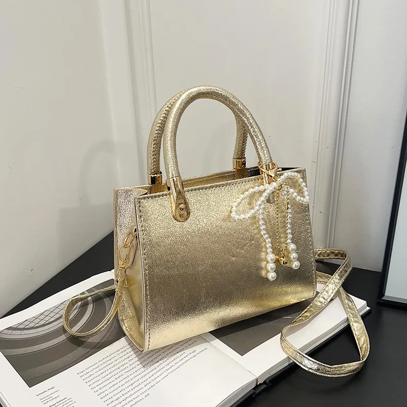 Women bag 2025 Autumn and winter new stylish and simple commuting small square bag hand-held small handbag
Women bag 2025 Autumn and winter new stylish and simple commuting small square bag hand-held small handbag