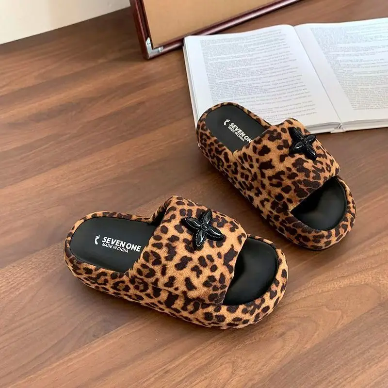 2025 Summer thick-soled high-heeled women's high-quality comfortable lightweight and stylish casual sandals 
2025 Summer thick-soled high-heeled women's high-quality comfortable lightweight and stylish casual sandals