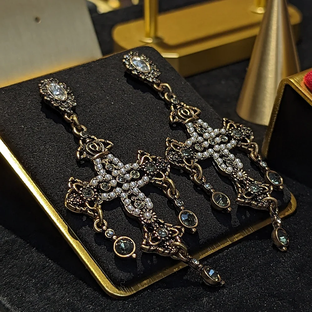 AB/ Copper alloy with zircon and imitation pearl retro court style women's drop earrings.
AB/ Copper alloy with zircon and imitation pearl retro court style women's drop earrings.