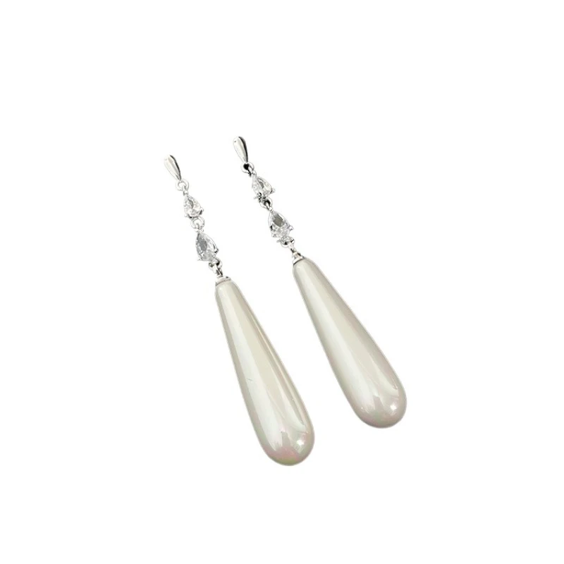 Pearl water drop earrings, long earrings without earholes, high-end cheongsam accessories, new Chinese style earrings.
Pearl water drop earrings, long earrings without earholes, high-end cheongsam accessories, new Chinese style earrings.