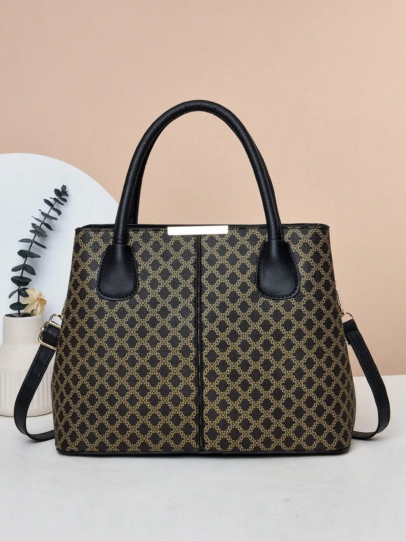 Fashionable letter decorated women's bag, large capacity spliced crossbody handbag, simple shoulder bag
Fashionable letter decorated women's bag, large capacity spliced crossbody handbag, simple shoulder bag