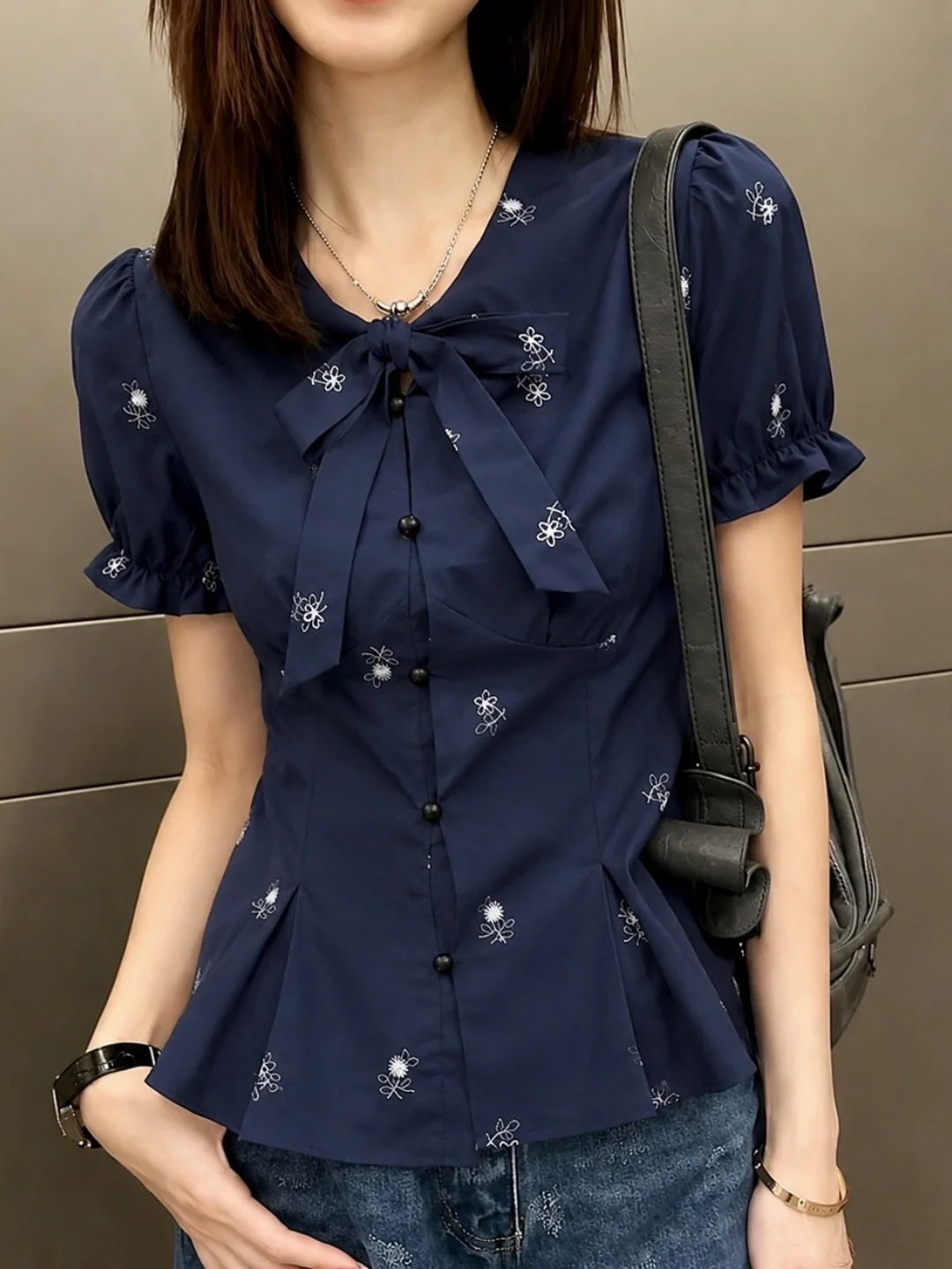 Korean Style Embroidered Short Sleeve Shirt Commute Slim Fit Simple Atmosphere Young Age Reduction Summer Commute Top
Korean Style Embroidered Short Sleeve Shirt Commute Slim Fit Simple Atmosphere Young Age Reduction Summer Commute Top