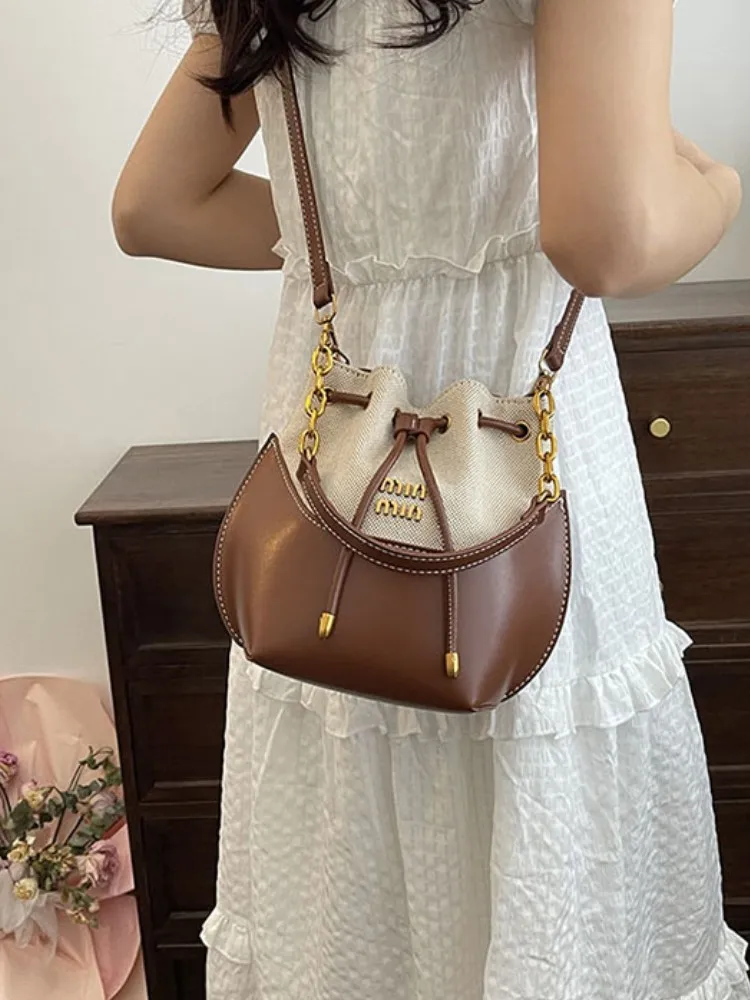 Light luxury high-end designer drawstring handbag 2025 new wild contrast color canvas bucket bag shoulder messenger bag trend
Light luxury high-end designer drawstring handbag 2025 new wild contrast color canvas bucket bag shoulder messenger bag trend