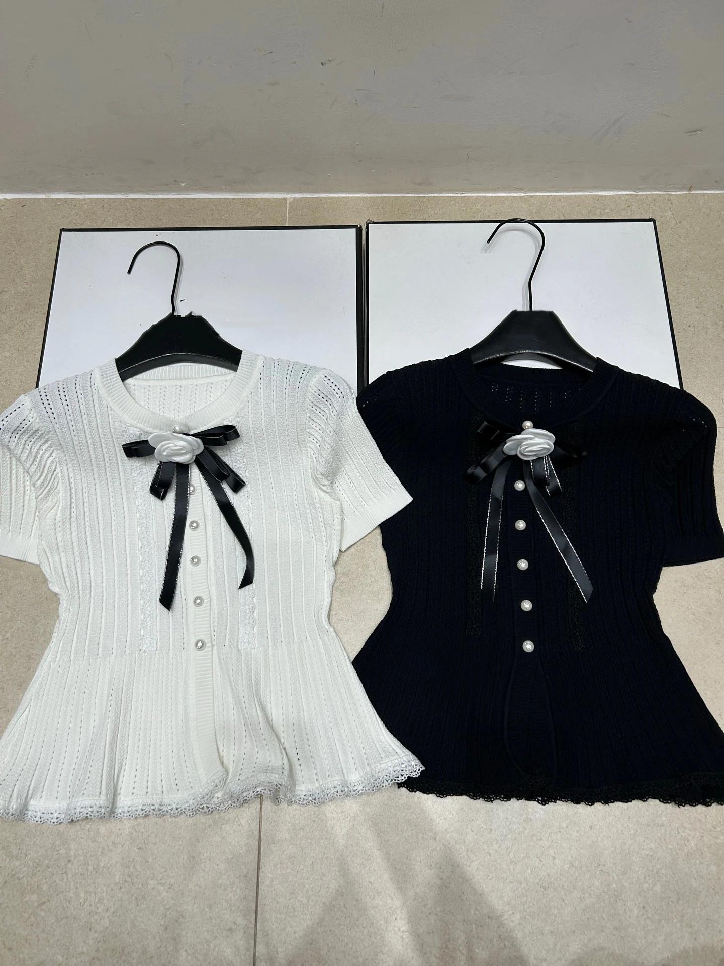 VIBE Fashion Brand Hollow out Knitted Top Women's Short Sleeve round Neck Knot Slimming A-Line Hem Elegant Shirt
VIBE Fashion Brand Hollow out Knitted Top Women's Short Sleeve round Neck Knot Slimming A-Line Hem Elegant Shirt
