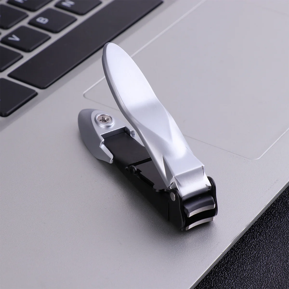 1pc Stainless Steel Clipper High Hardness Wide Mouth Design For Thick Nails Harp Shape Non-Slip Handle Nail Cutter Manicure
1pc Stainless Steel Clipper High Hardness Wide Mouth Design For Thick Nails Harp Shape Non-Slip Handle Nail Cutter Manicure