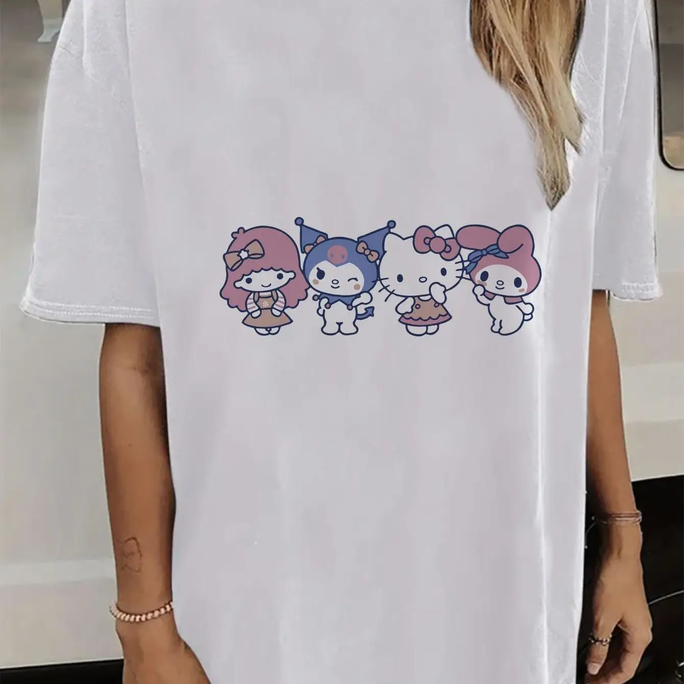 Женская футболка с круглым вырезом и короткими рукавами, топ с милым мультяшным узором, футболка с принтом «Hello Kitty и друзья» Sanrio
Женская футболка с круглым вырезом и короткими рукавами, топ с милым мультяшным узором, футболка с принтом «Hello Kitty и друзья» Sanrio