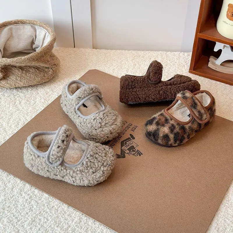 Новая плюшевая обувь для детей в зимней одежде. Обувь на мягкой подошве для мальчиков и девочек, чтобы сохранить тепло дома и добавить плюшевую хлопчатобумажную обувь.
Новая плюшевая обувь для детей в зимней одежде. Обувь на мягкой подошве для мальчиков и девочек, чтобы сохранить тепло дома и добавить плюшевую хлопчатобумажную обувь.