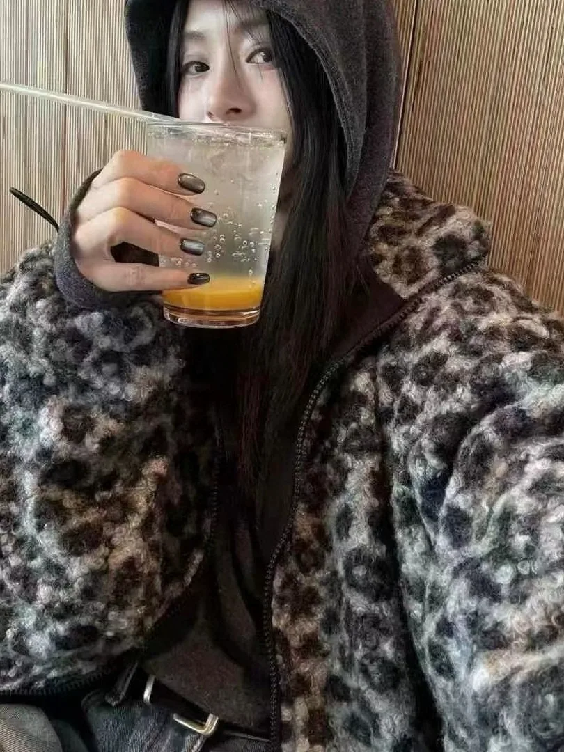 Новое зимнее модное женское хлопковое дэт с воротником-стойкой и леопардовым принтом, теплое уютное высококачественное пальто 
Новое зимнее модное женское хлопковое дэт с воротником-стойкой и леопардовым принтом, теплое уютное высококачественное пальто