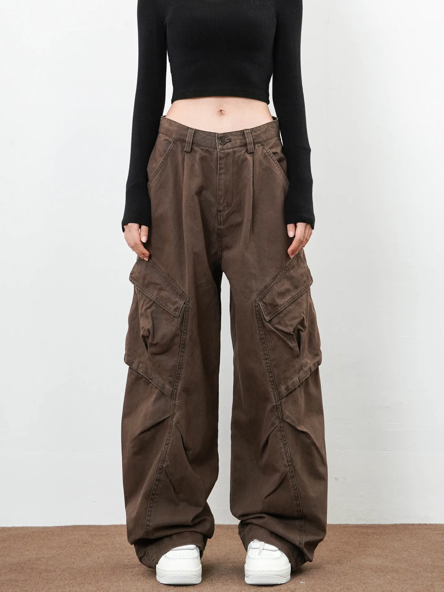 American High Street Vibe Retro Pleated Wide Leg Pants Casual Workwear Trousers with Big Pockets for Men And Women
American High Street Vibe Retro Pleated Wide Leg Pants Casual Workwear Trousers with Big Pockets for Men And Women