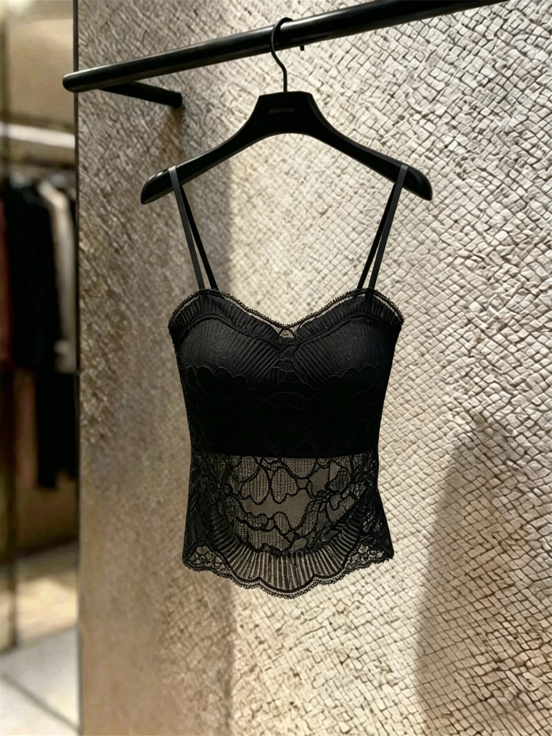 High-End Women's Lace V-Neck Strap Vest Top with Chest Pad Sexy Inner And Outer Wear Short Length Breathable Floral Pattern
High-End Women's Lace V-Neck Strap Vest Top with Chest Pad Sexy Inner And Outer Wear Short Length Breathable Floral Pattern