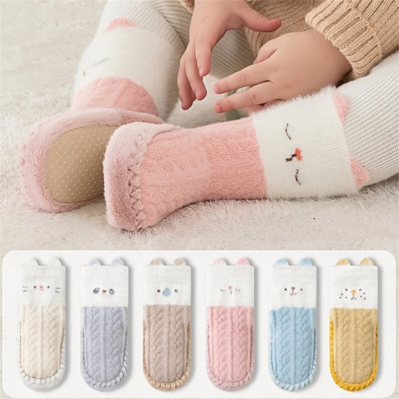Детские носки, зимние утолщенные теплые нескользящие напольные носки для малышей, домашние первые ходунки на мягкой подошве с героями мультфильмов для новорожденных
Детские носки, зимние утолщенные теплые нескользящие напольные носки для малышей, домашние первые ходунки на мягкой подошве с героями мультфильмов для новорожденных