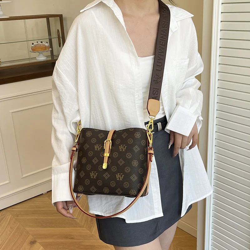 2025 Vintage Print Bucket Bag, Women's Luxe Shoulder Purse, Versatile Day to Night Crossbody, Casual Sling Bag, Minimalist
2025 Vintage Print Bucket Bag, Women's Luxe Shoulder Purse, Versatile Day to Night Crossbody, Casual Sling Bag, Minimalist