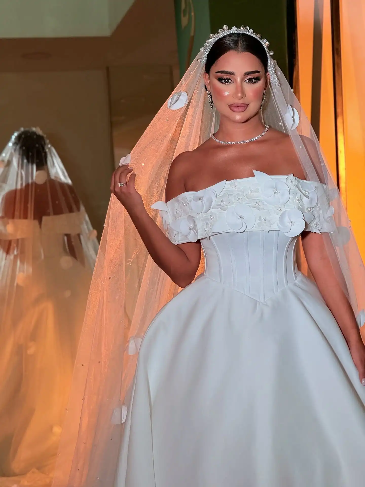 Customized High Quality White Satin Wedding Dress Off the Shoulder Appliques Pearls Bridal Party Classic Elegant Bridal Gowns
Customized High Quality White Satin Wedding Dress Off the Shoulder Appliques Pearls Bridal Party Classic Elegant Bridal Gowns