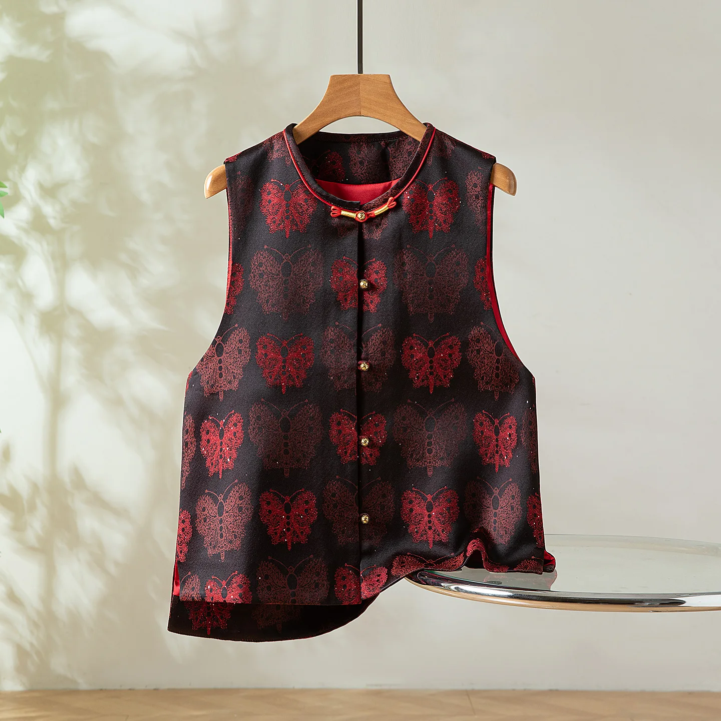 Красный шелково-шерстяной жилет с круглым вырезом для женщин, модная верхняя одежда в китайском национальном стиле
Красный шелково-шерстяной жилет с круглым вырезом для женщин, модная верхняя одежда в китайском национальном стиле