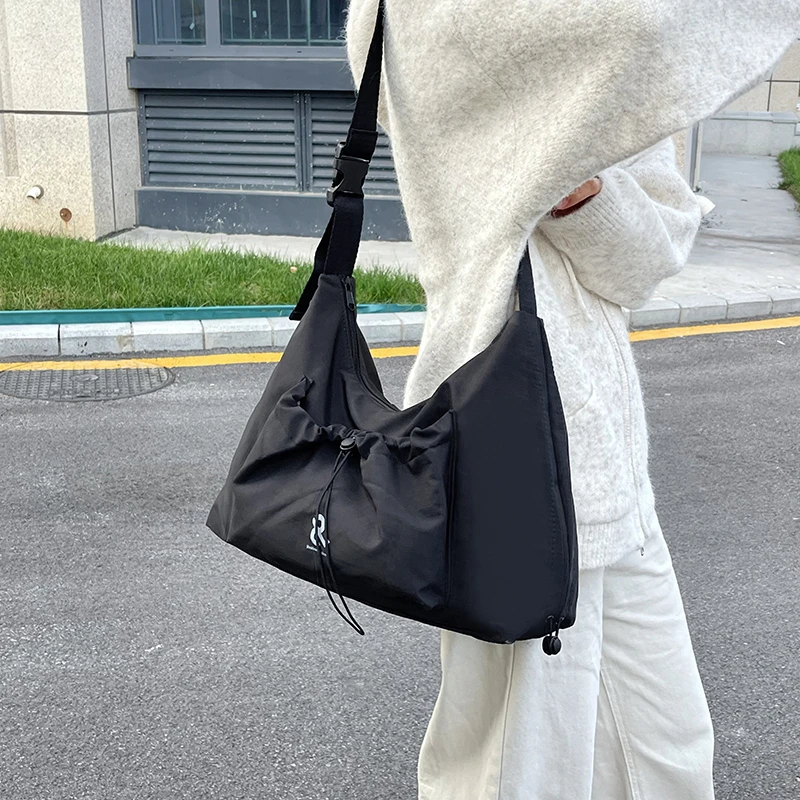 Fashion Large Capacity Pleated Drawstring Single Shoulder Crossbody Bag New Simple Versatile Commuting Nylon Fabric Cloud Bags
Fashion Large Capacity Pleated Drawstring Single Shoulder Crossbody Bag New Simple Versatile Commuting Nylon Fabric Cloud Bags