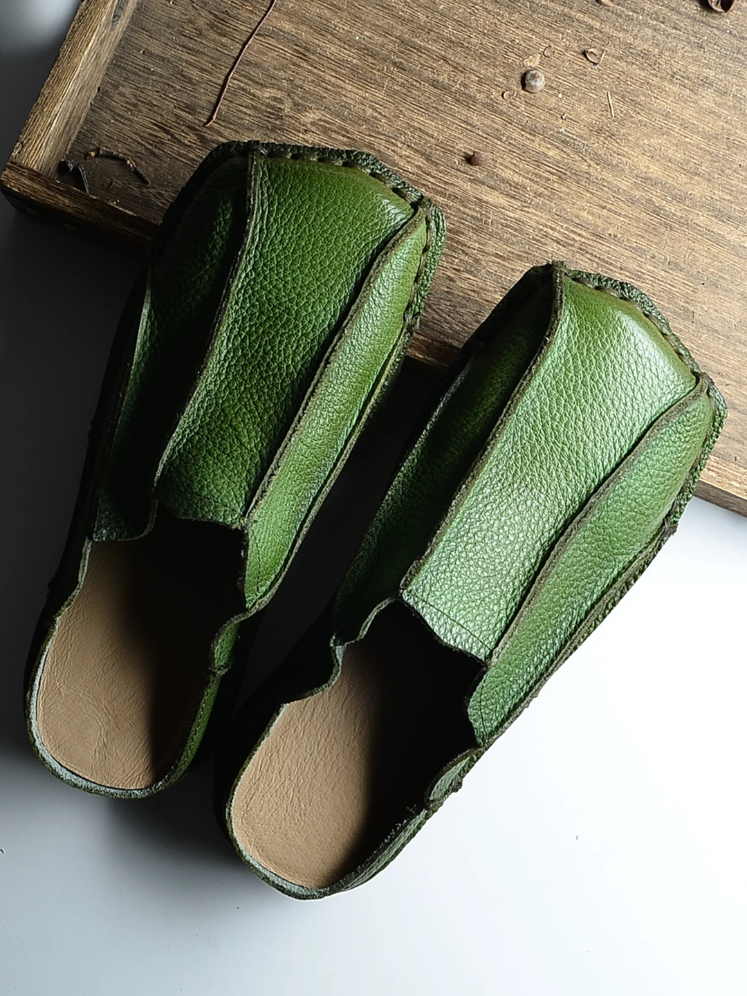Retro Style Leather Slip-On Slippers Women's 2026 New Outdoor Wear Flat Handmade Mules Half Slippers round Toe Glue Adhesive
Retro Style Leather Slip-On Slippers Women's 2026 New Outdoor Wear Flat Handmade Mules Half Slippers round Toe Glue Adhesive