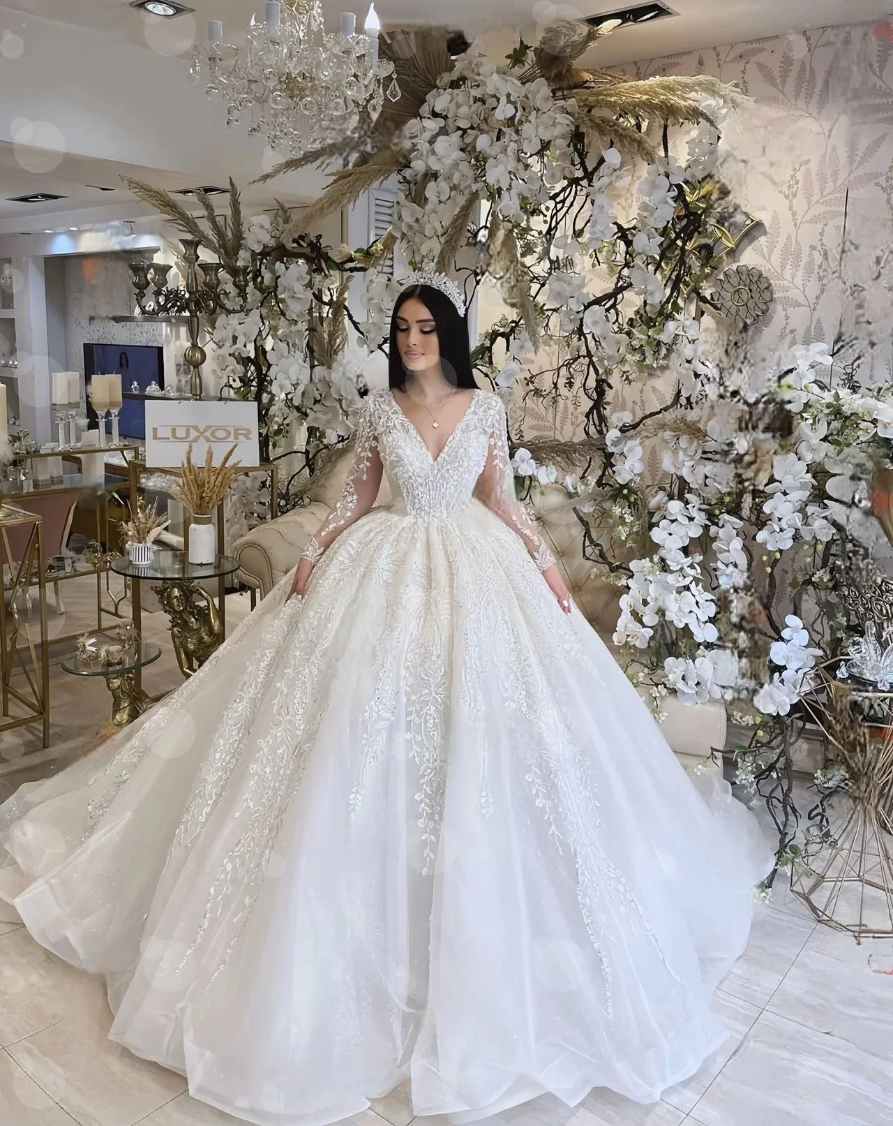Luxury V-neck Long-sleeved Ball Gown Lace Applique wedding Dresses Court Train Tulle Bride Gowns vestido de novia bodaCustomized
Luxury V-neck Long-sleeved Ball Gown Lace Applique wedding Dresses Court Train Tulle Bride Gowns vestido de novia bodaCustomized