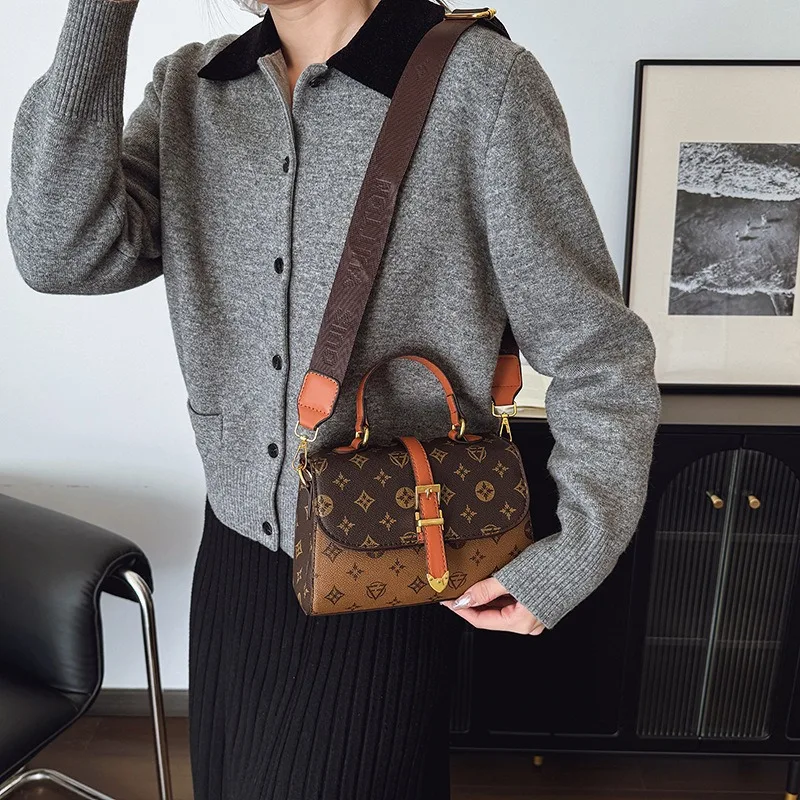 2025 New Retro Fashion Crossbody Bag, Women's Handheld Small Square Bag, High End Versatile Shoulder Bag
2025 New Retro Fashion Crossbody Bag, Women's Handheld Small Square Bag, High End Versatile Shoulder Bag