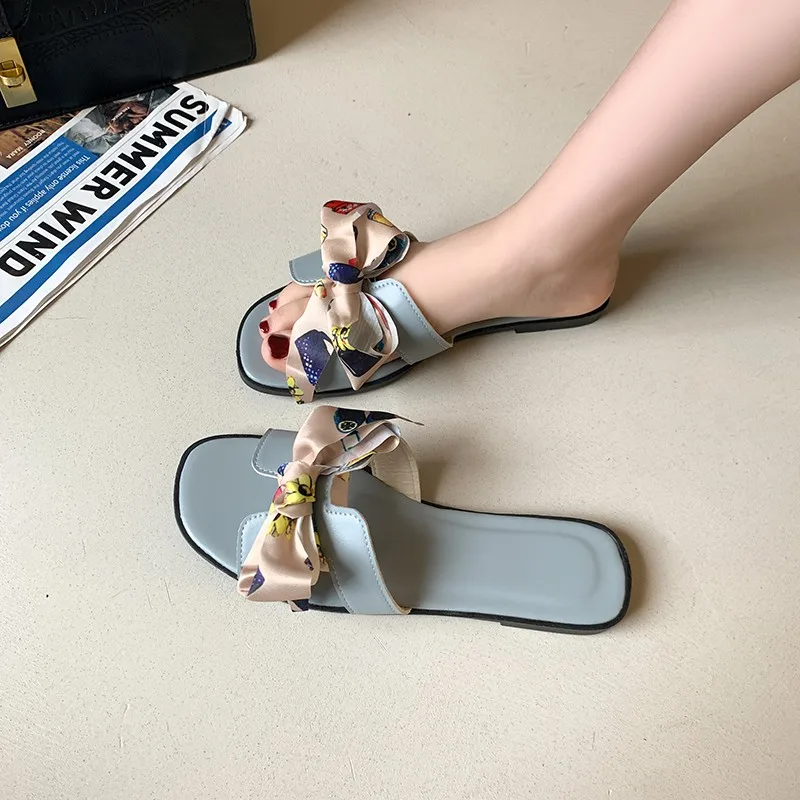 2025 New Ladies Slippers Fashion Bowknot Medium Thick Heel Fairy Style Sandals Bathroom Slippers Banquet Party Cosplay Shoes
2025 New Ladies Slippers Fashion Bowknot Medium Thick Heel Fairy Style Sandals Bathroom Slippers Banquet Party Cosplay Shoes