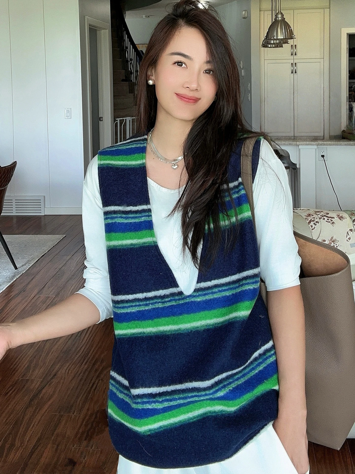 Классический модный шерстяной жилет оверсайз с темно-синими клавишами, простой универсальный шерстяной жилет в полоску с V Ne для поездок на работу
Классический модный шерстяной жилет оверсайз с темно-синими клавишами, простой универсальный шерстяной жилет в полоску с V Ne для поездок на работу