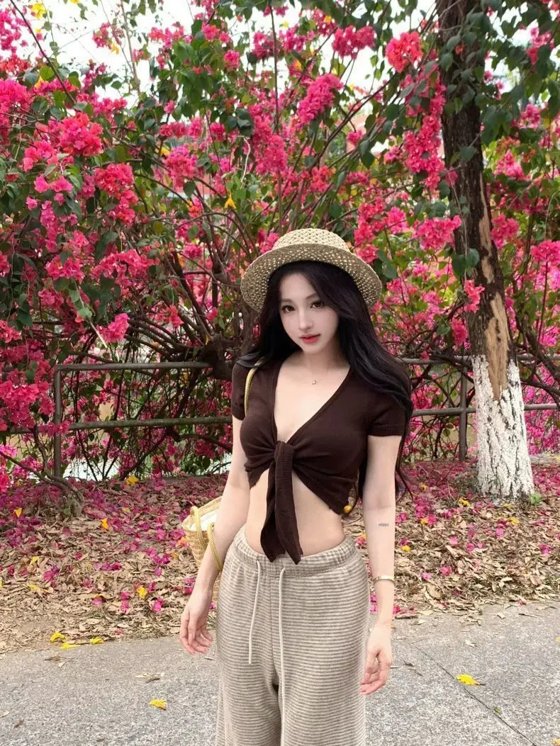 Summer Coffee Strap V-neck Short-sleeved Cardigan Women's Inner and Outer Wear Suspender Vest Top Set
Summer Coffee Strap V-neck Short-sleeved Cardigan Women's Inner and Outer Wear Suspender Vest Top Set