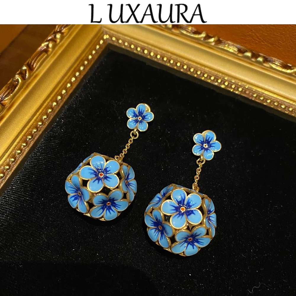 Vintage fashion classic blue flower design paired with Bohemian women's accessory stud earrings
Vintage fashion classic blue flower design paired with Bohemian women's accessory stud earrings