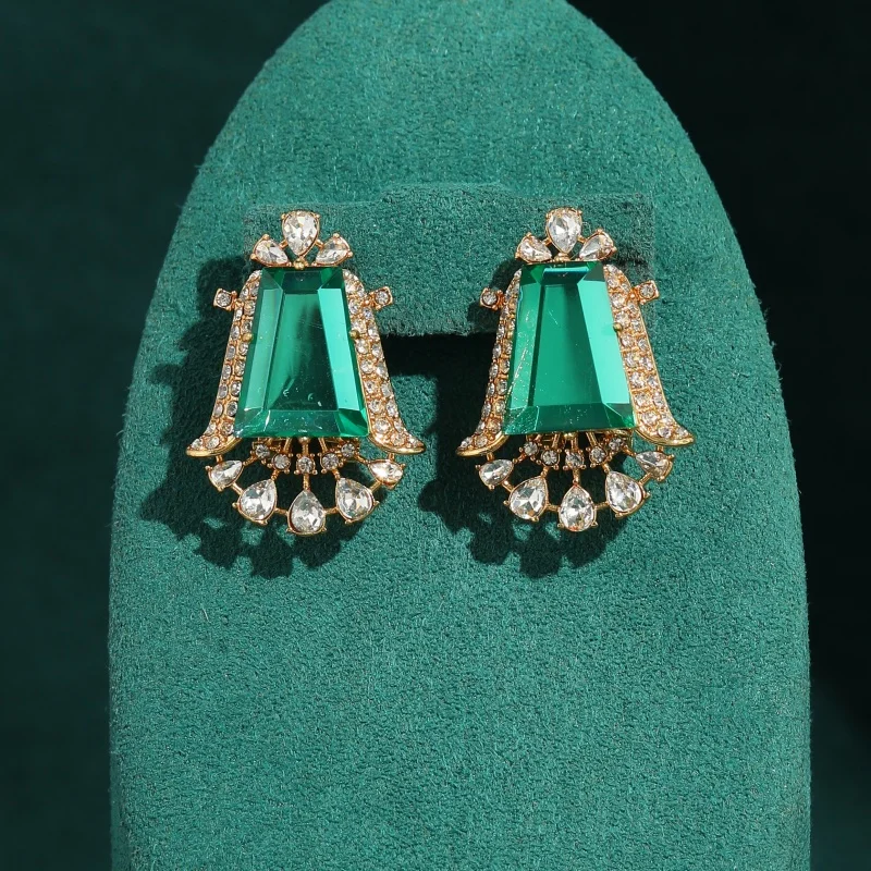 Vintage Jewelry Trapezoidal Green Zircon Stud Earrings Rhinestones Plant For Woman Gold Color Wedding Summer Accessories Party
Vintage Jewelry Trapezoidal Green Zircon Stud Earrings Rhinestones Plant For Woman Gold Color Wedding Summer Accessories Party