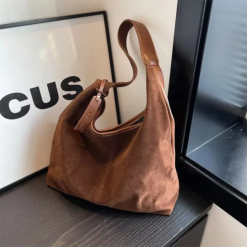 Velvet Buckle 2025 New Product Women's Shoulder Bag Solid Color Simple Fashion Tote Bag Large Capacity Soft Versatile Handbag
Velvet Buckle 2025 New Product Women's Shoulder Bag Solid Color Simple Fashion Tote Bag Large Capacity Soft Versatile Handbag