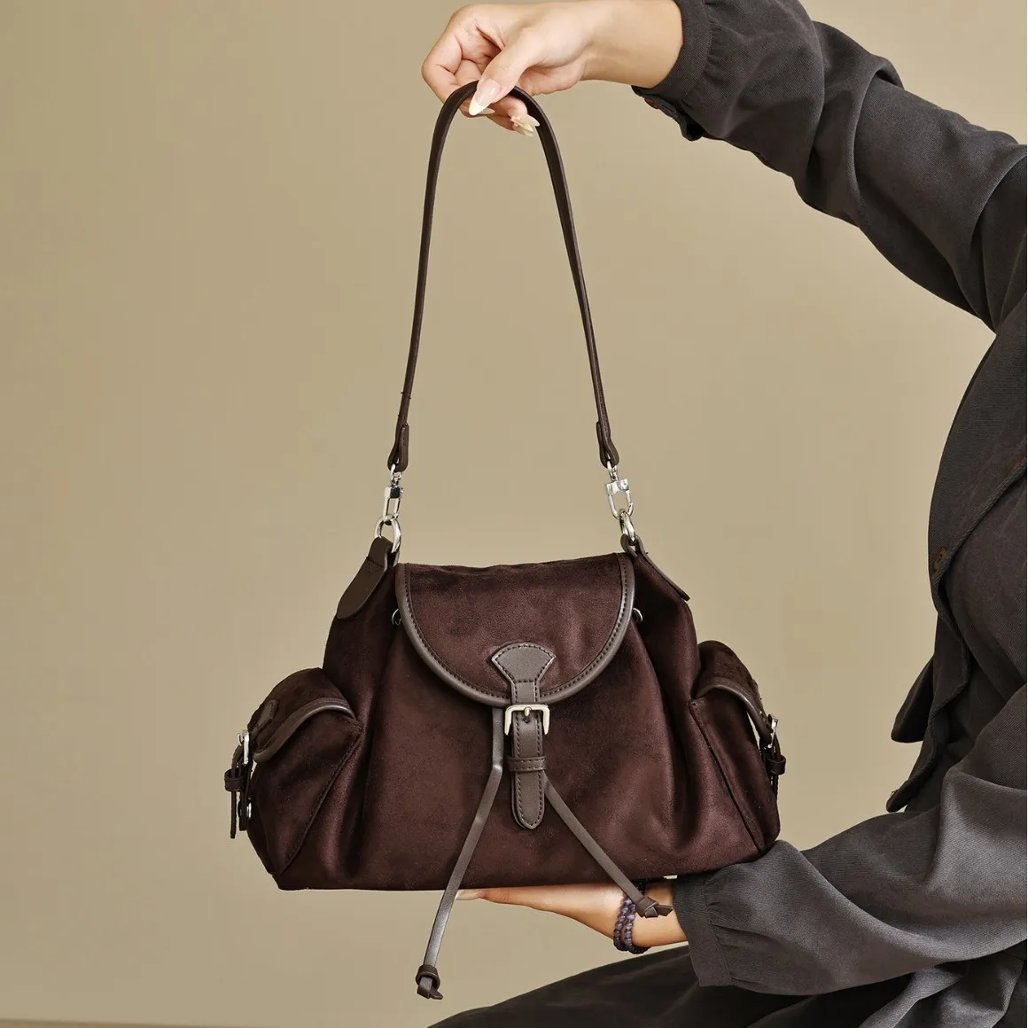 High end suede tote bag for women 2025 new large capacity simple shoulder bag fashionable light luxury armpit bag
High end suede tote bag for women 2025 new large capacity simple shoulder bag fashionable light luxury armpit bag