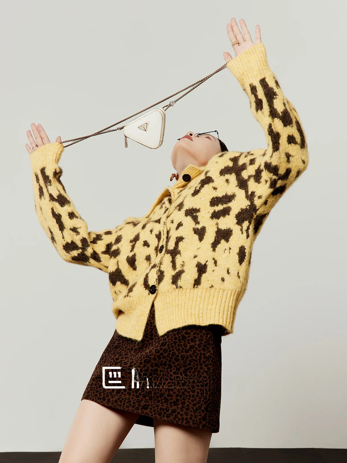 Женский желтый кардиган-пальто свободного кроя с леопардовым принтом, вязаный, весенний, новый, с цветочной вышивкой...
Женский желтый кардиган-пальто свободного кроя с леопардовым принтом, вязаный, весенний, новый, с цветочной вышивкой...