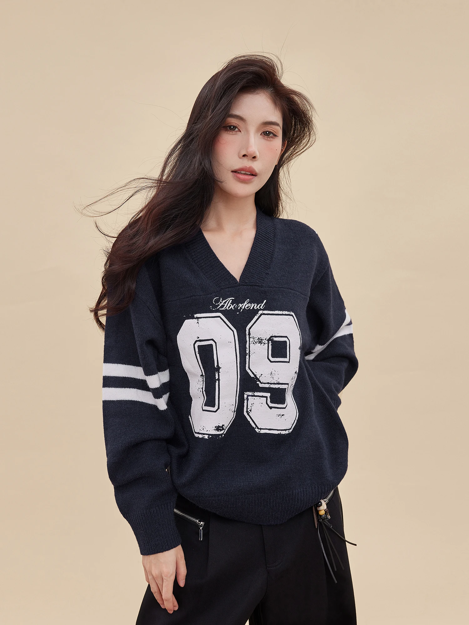 Свободный вязаный свитер с V-образным вырезом для женщин, повседневная спортивная одежда, синий пуловер, утепленный, осенне-зимний, модный, бренд E.D.X.
Свободный вязаный свитер с V-образным вырезом для женщин, повседневная спортивная одежда, синий пуловер, утепленный, осенне-зимний, модный, бренд E.D.X.