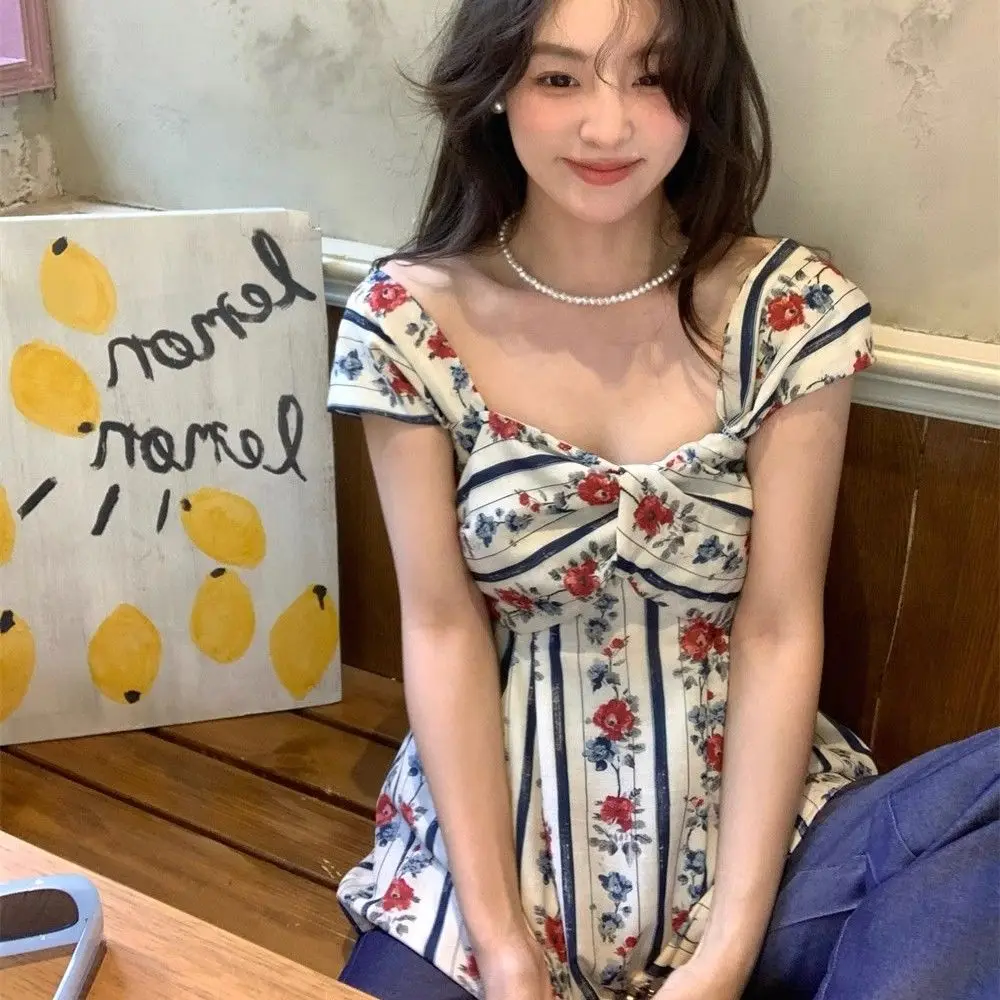 French Retro Kinked Square Neckline Small Flying Sleeves for Women Summer New Sweet and Chic Top
French Retro Kinked Square Neckline Small Flying Sleeves for Women Summer New Sweet and Chic Top