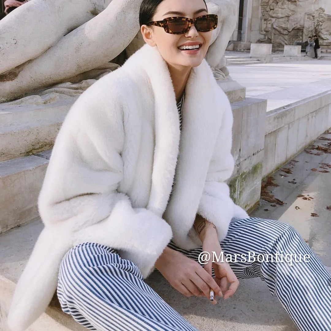 Casual Women's Winter Fur Down Jacket White Lapel Collar Full Sleeve Eco Fur Outwear For Female Instagram-Style Lady Fur Coat
Casual Women's Winter Fur Down Jacket White Lapel Collar Full Sleeve Eco Fur Outwear For Female Instagram-Style Lady Fur Coat