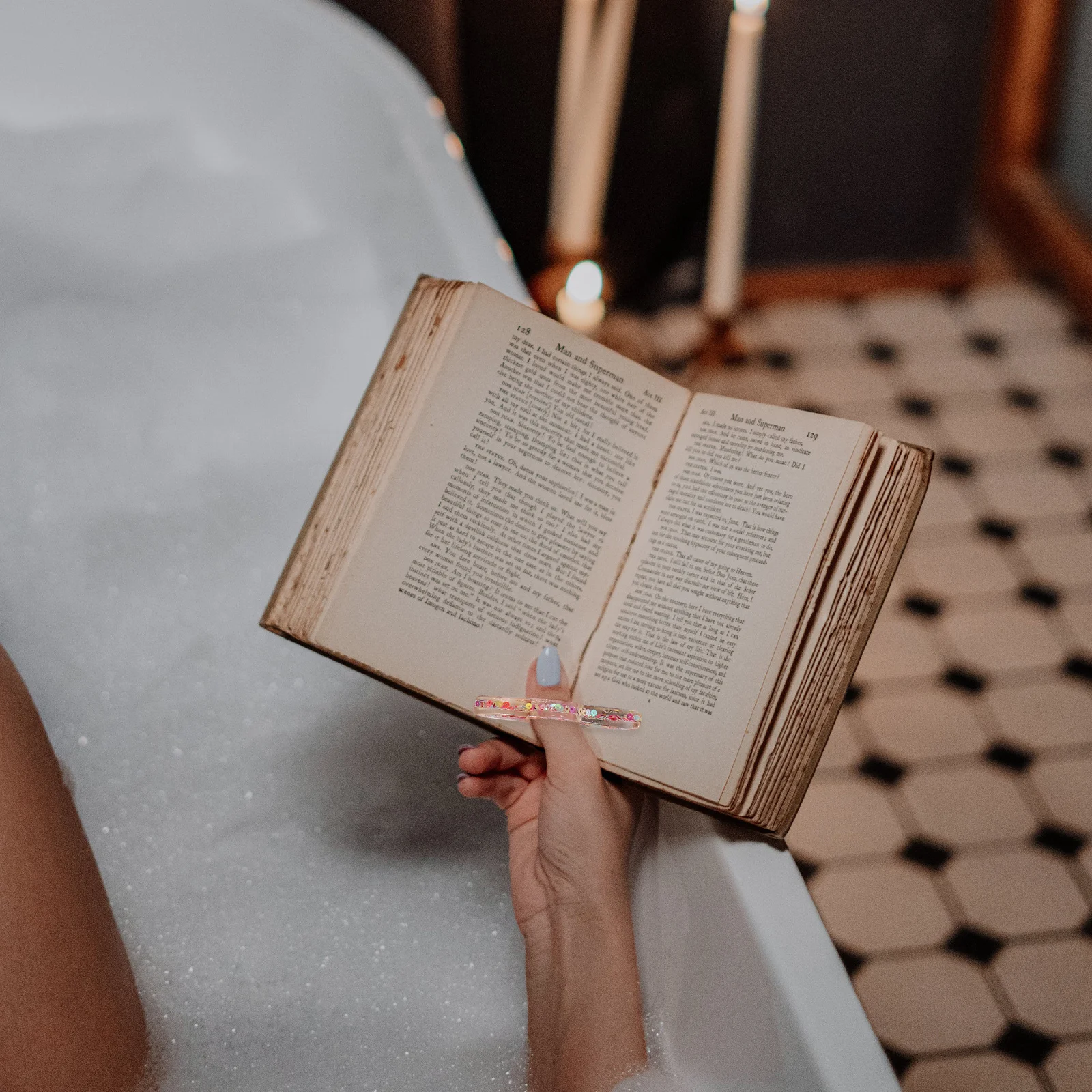 2pcs Thumb Ring Page Holder Lightweight Finger Holder For Reading Portable Book Opener Hand- Spreader Reading
2pcs Thumb Ring Page Holder Lightweight Finger Holder For Reading Portable Book Opener Hand- Spreader Reading