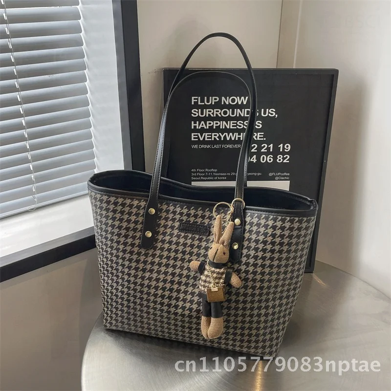 New 2025 Large Capacity Women's Commuter Tote Bag High-End PU Shoulder Bag for College Students Urban Minimalist Style
New 2025 Large Capacity Women's Commuter Tote Bag High-End PU Shoulder Bag for College Students Urban Minimalist Style