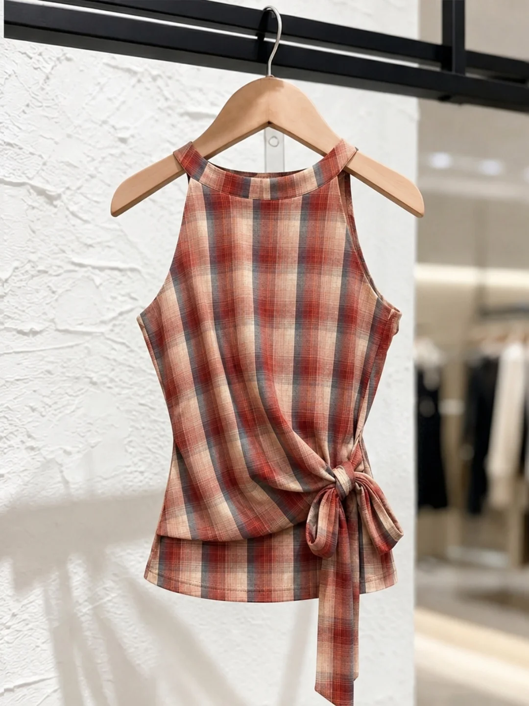 Summer 2026 Vintage Hong Kong Style Floral Neck Hanging Vest Design Sense Waist Cinching Sleeveless Top Women's Fashion Silk
Summer 2026 Vintage Hong Kong Style Floral Neck Hanging Vest Design Sense Waist Cinching Sleeveless Top Women's Fashion Silk