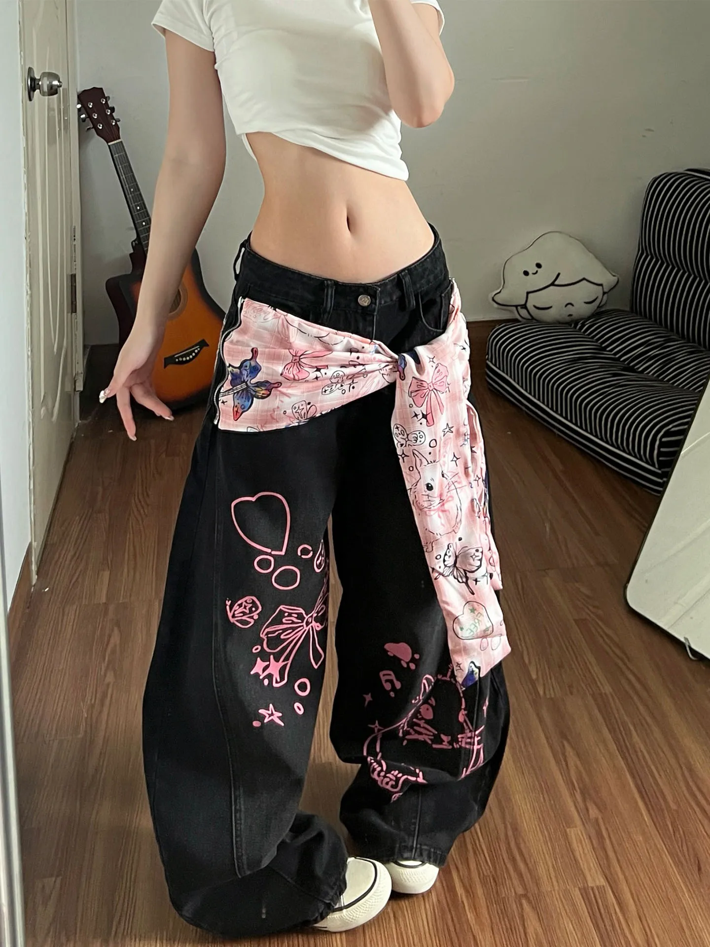 American Style Retro Graffiti Silk Scarf Wide Leg Knife Jeans Women Spring New Loose Pants Casual High Waist Straight Le...
American Style Retro Graffiti Silk Scarf Wide Leg Knife Jeans Women Spring New Loose Pants Casual High Waist Straight Le...