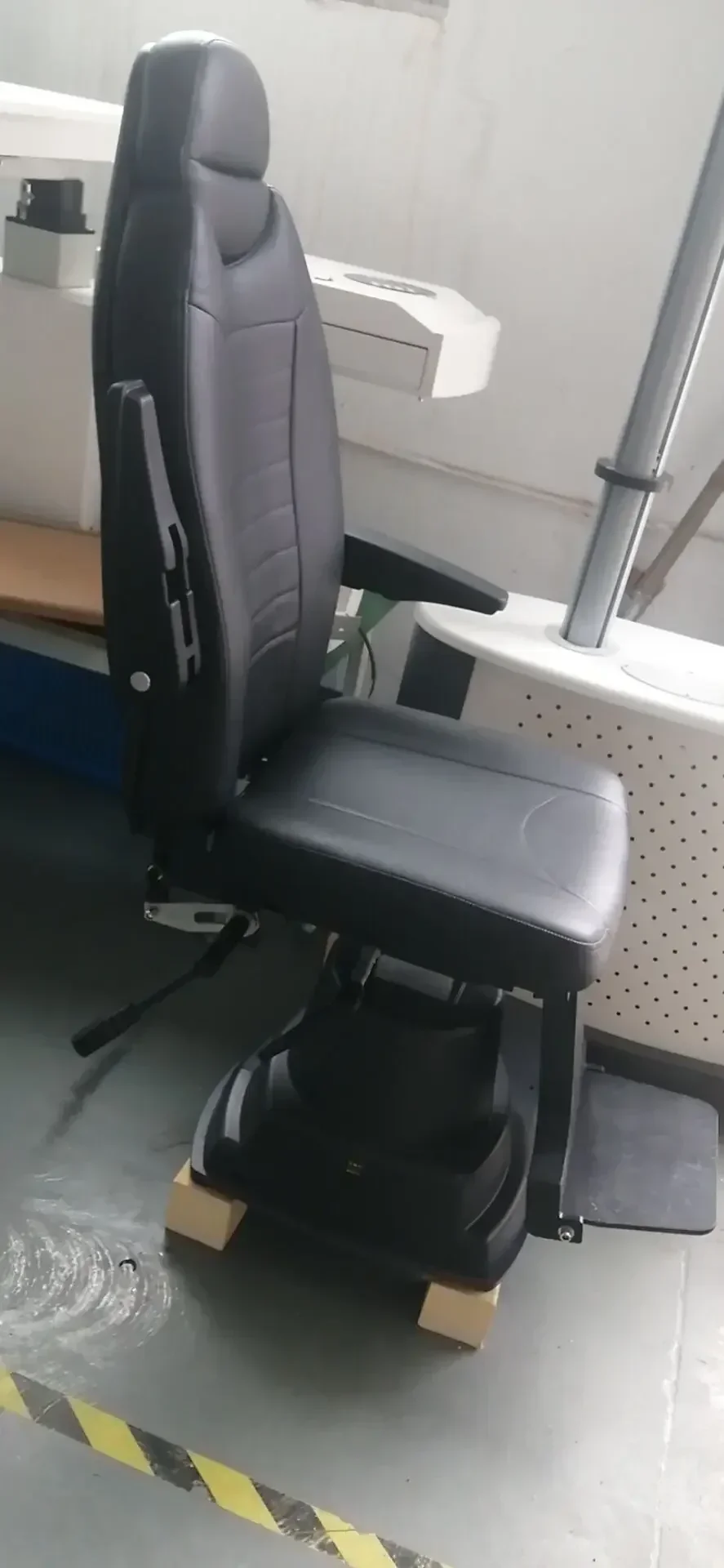 Big size Leather revolving reclining ophthalmic lifting chair WZ-DT-1 ophthalmic electric chair unit and Optometry chair
Big size Leather revolving reclining ophthalmic lifting chair WZ-DT-1 ophthalmic electric chair unit and Optometry chair