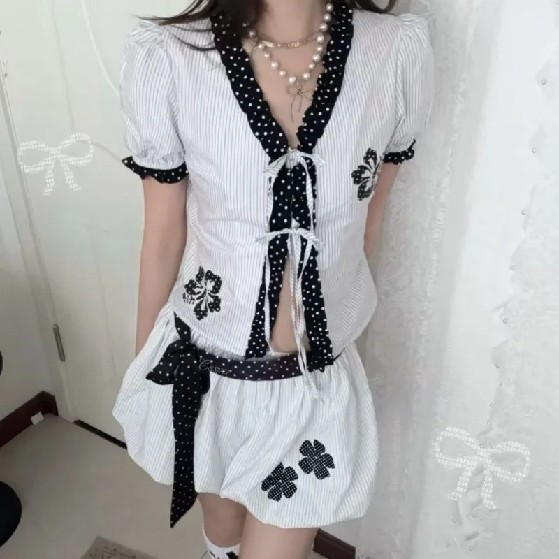 Japanese Subculture Polka Dot Stitching T-shirt Subculture Flower Print Bubble Sleeve Shirt Kawaii Harajuku Slim Hottie Chic Top
Japanese Subculture Polka Dot Stitching T-shirt Subculture Flower Print Bubble Sleeve Shirt Kawaii Harajuku Slim Hottie Chic Top