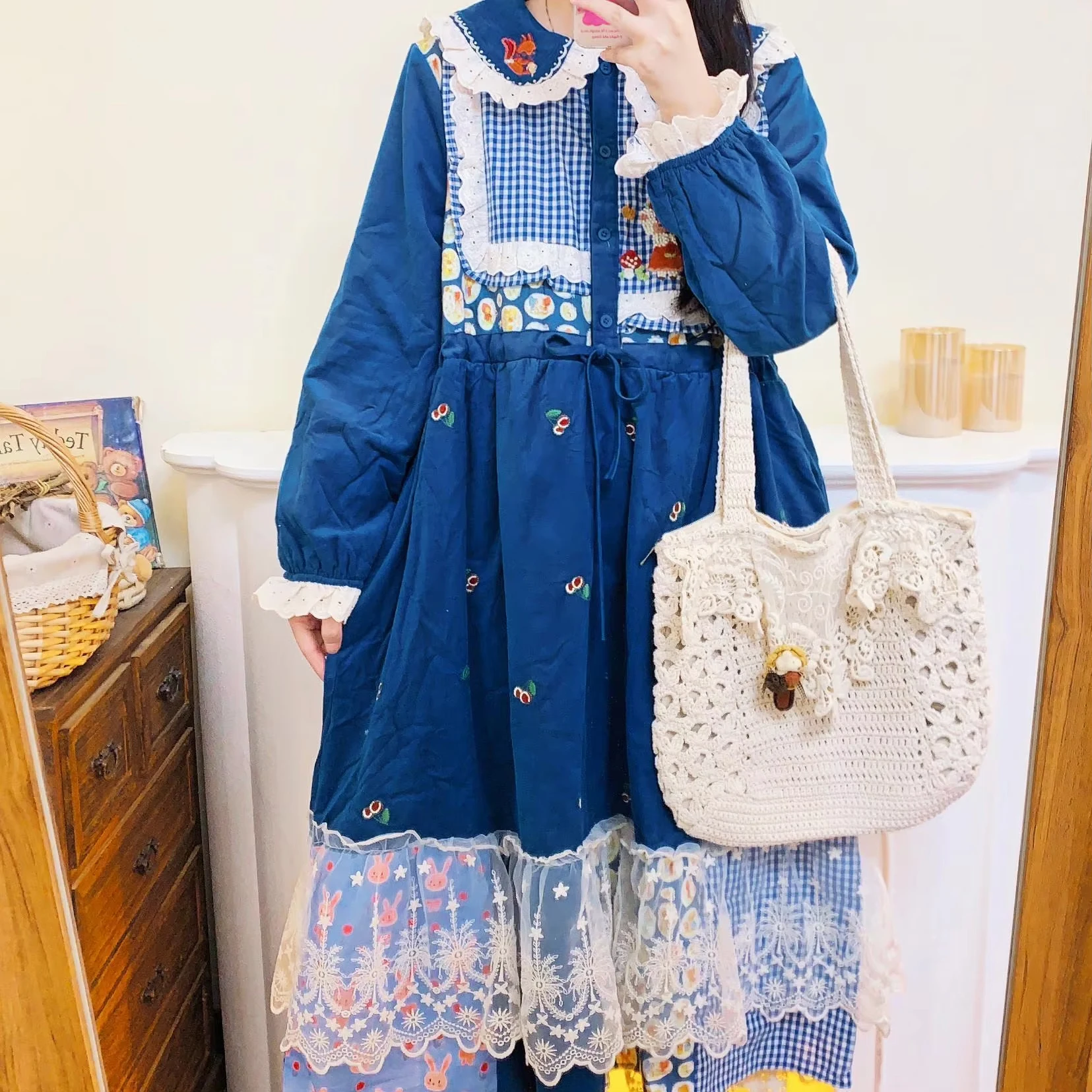 Японское кружевное вельветовое платье Kawaii Lolita с рюшами для девочек Mori, винтажное синее лоскутное платье миди с цветочной вышивкой
Японское кружевное вельветовое платье Kawaii Lolita с рюшами для девочек Mori, винтажное синее лоскутное платье миди с цветочной вышивкой