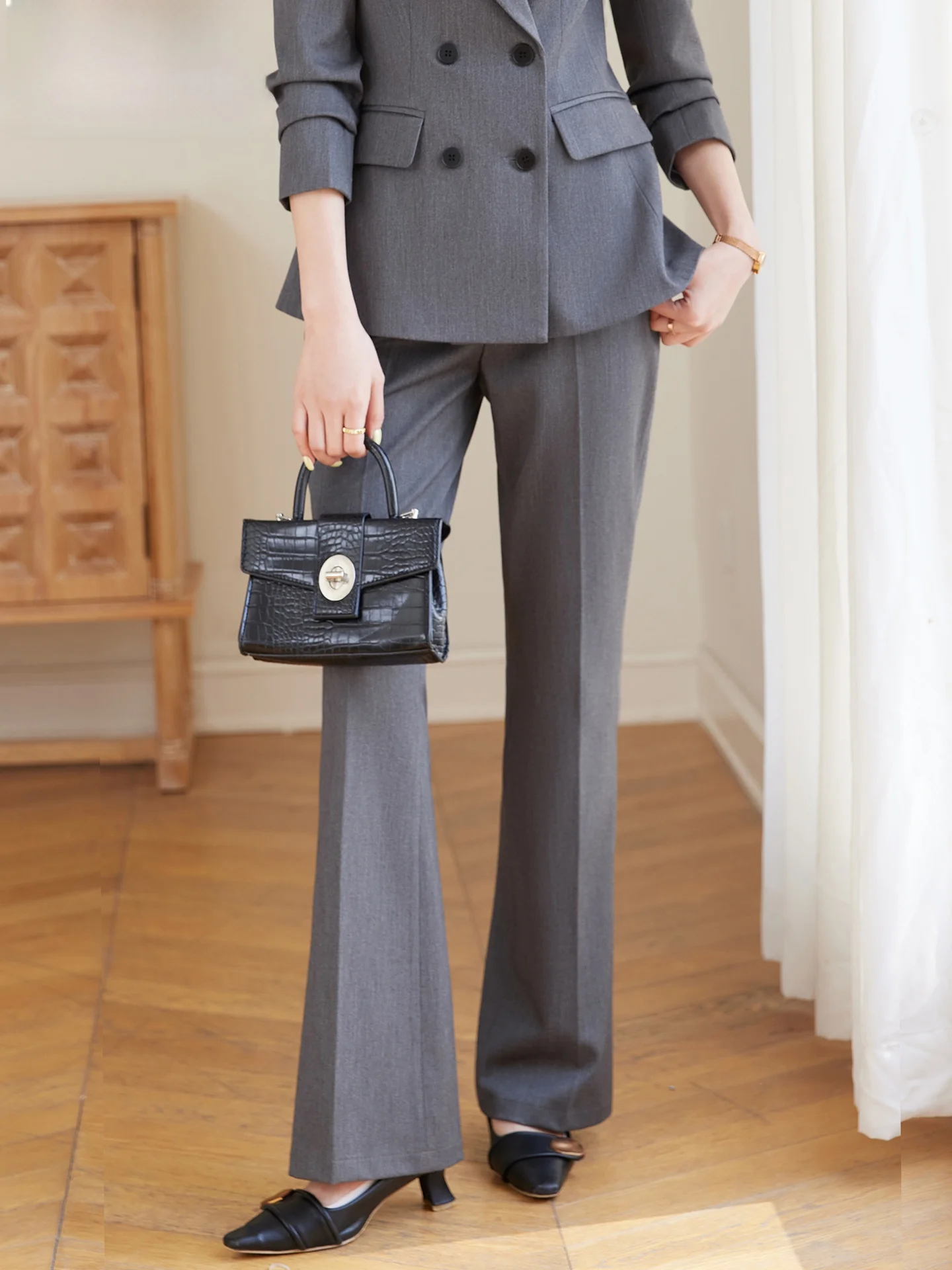 Женские брюки-клеш для костюма, новинка 2025 года, для офиса, с высокой талией, струящиеся, профессиональные, формальные
Женские брюки-клеш для костюма, новинка 2025 года, для офиса, с высокой талией, струящиеся, профессиональные, формальные