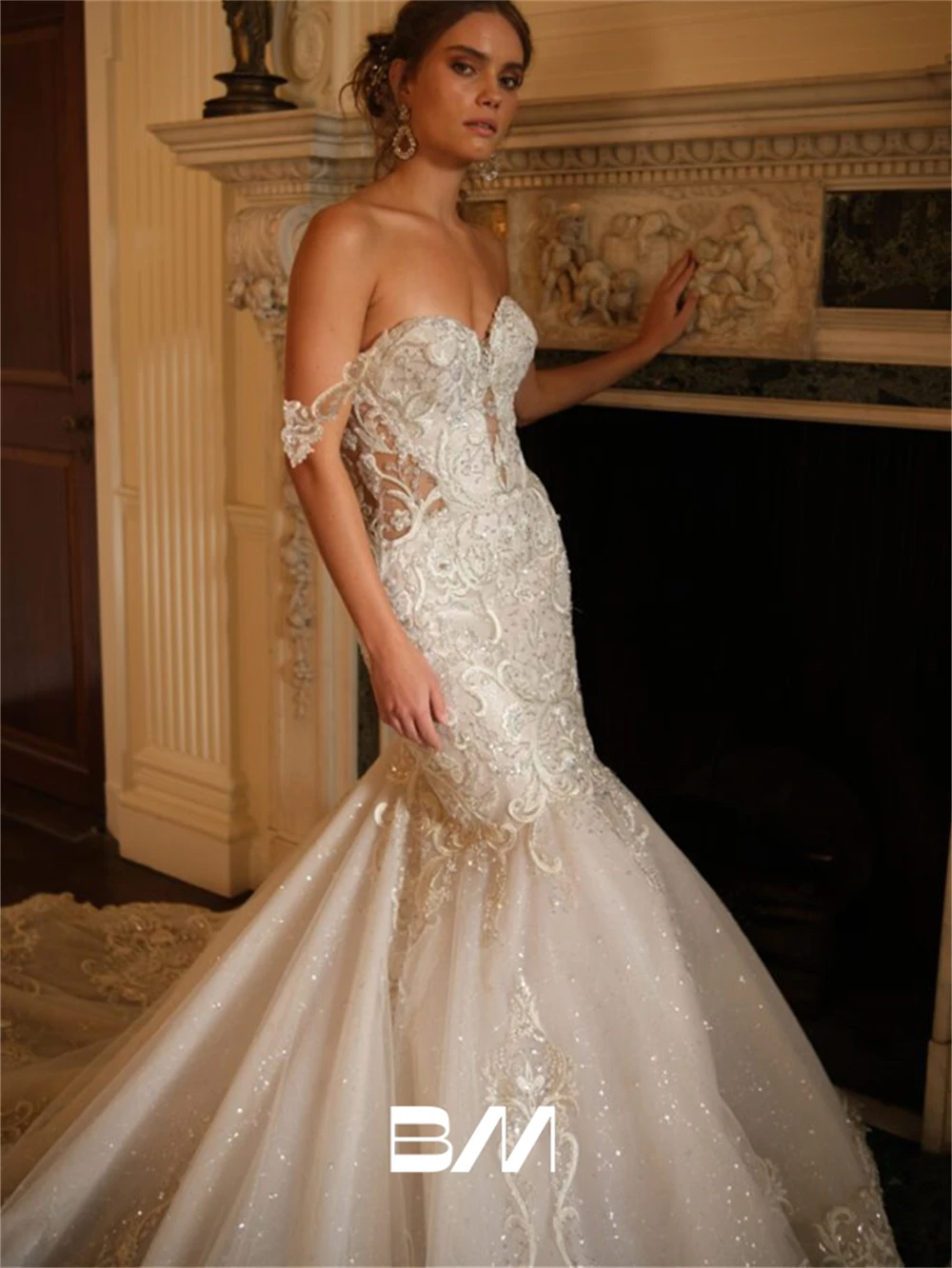 Refined Women's Wedding Dress with Lace Appliques Fit and Flare Glitter Tail Long Bride Dresses Off-the-Shoulder Bridal Gown
Refined Women's Wedding Dress with Lace Appliques Fit and Flare Glitter Tail Long Bride Dresses Off-the-Shoulder Bridal Gown
