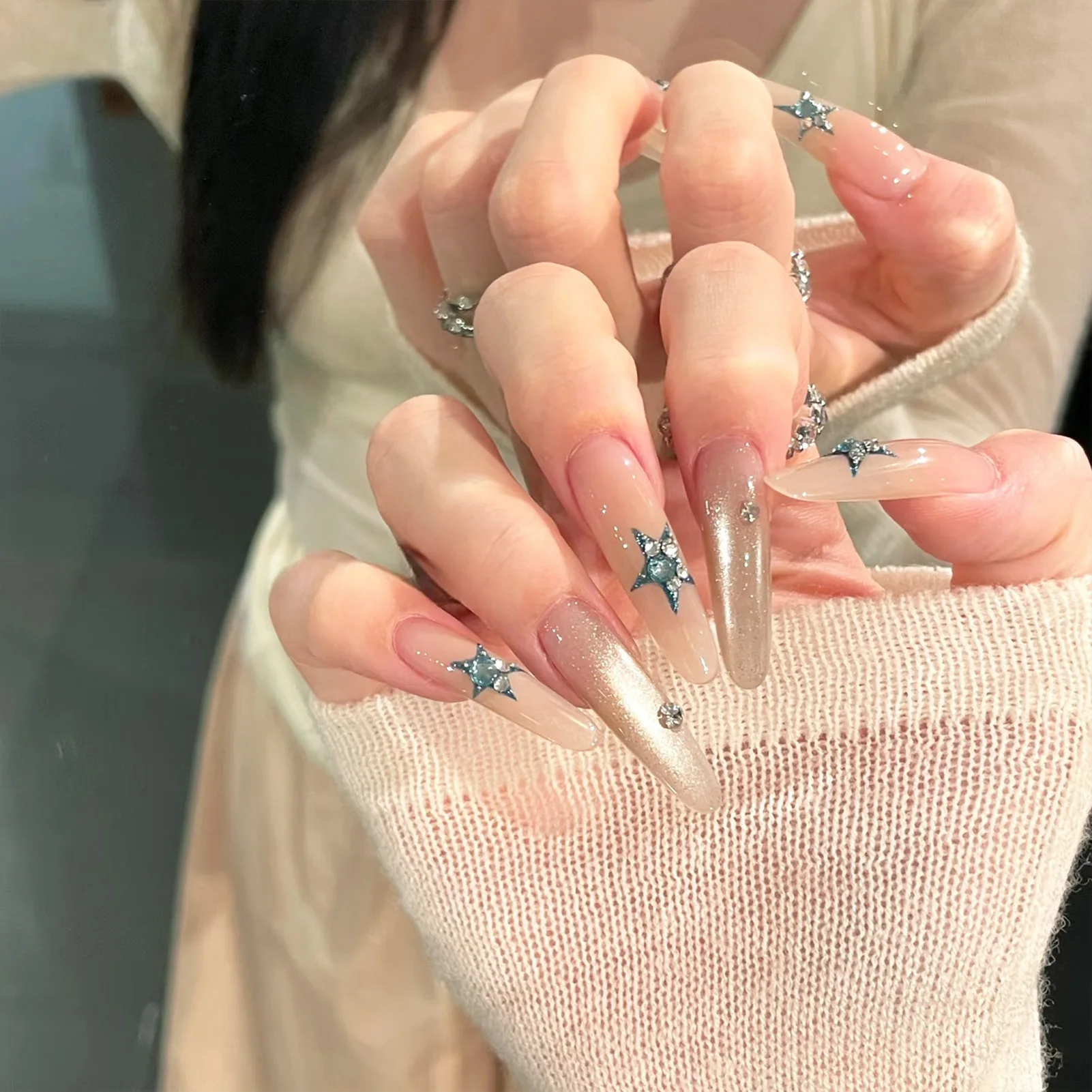 10Pcs Blue Star Ice Nude Hand Painted Artificial Nails With Glitter Design For Women Christmas Party Wearing
10Pcs Blue Star Ice Nude Hand Painted Artificial Nails With Glitter Design For Women Christmas Party Wearing