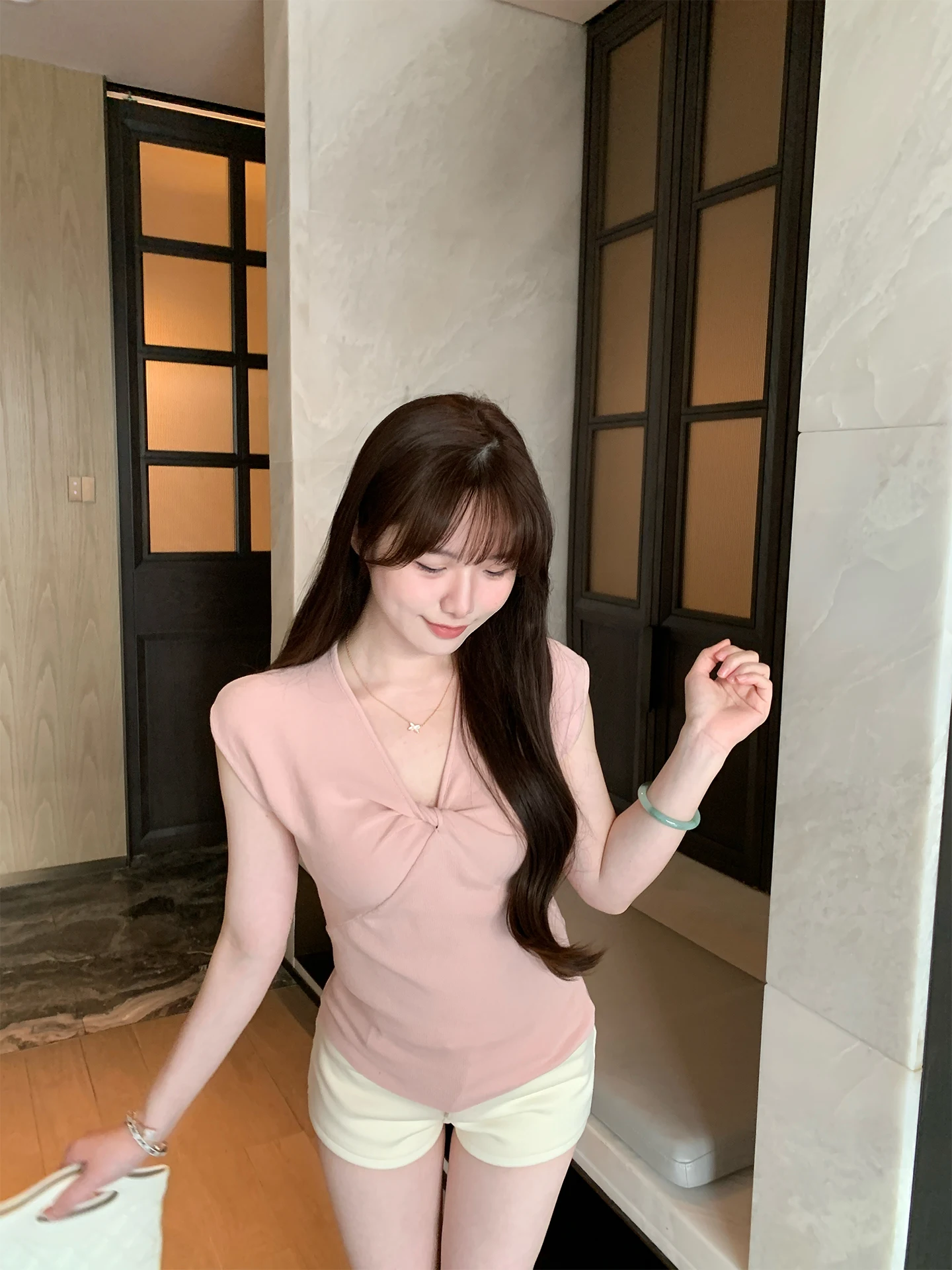 Elegant V-Neck Knitted Top with Small Flying Sleeves And Knot Luxury Style Women's Slim Fit Summer Fashion Outerwear
Elegant V-Neck Knitted Top with Small Flying Sleeves And Knot Luxury Style Women's Slim Fit Summer Fashion Outerwear